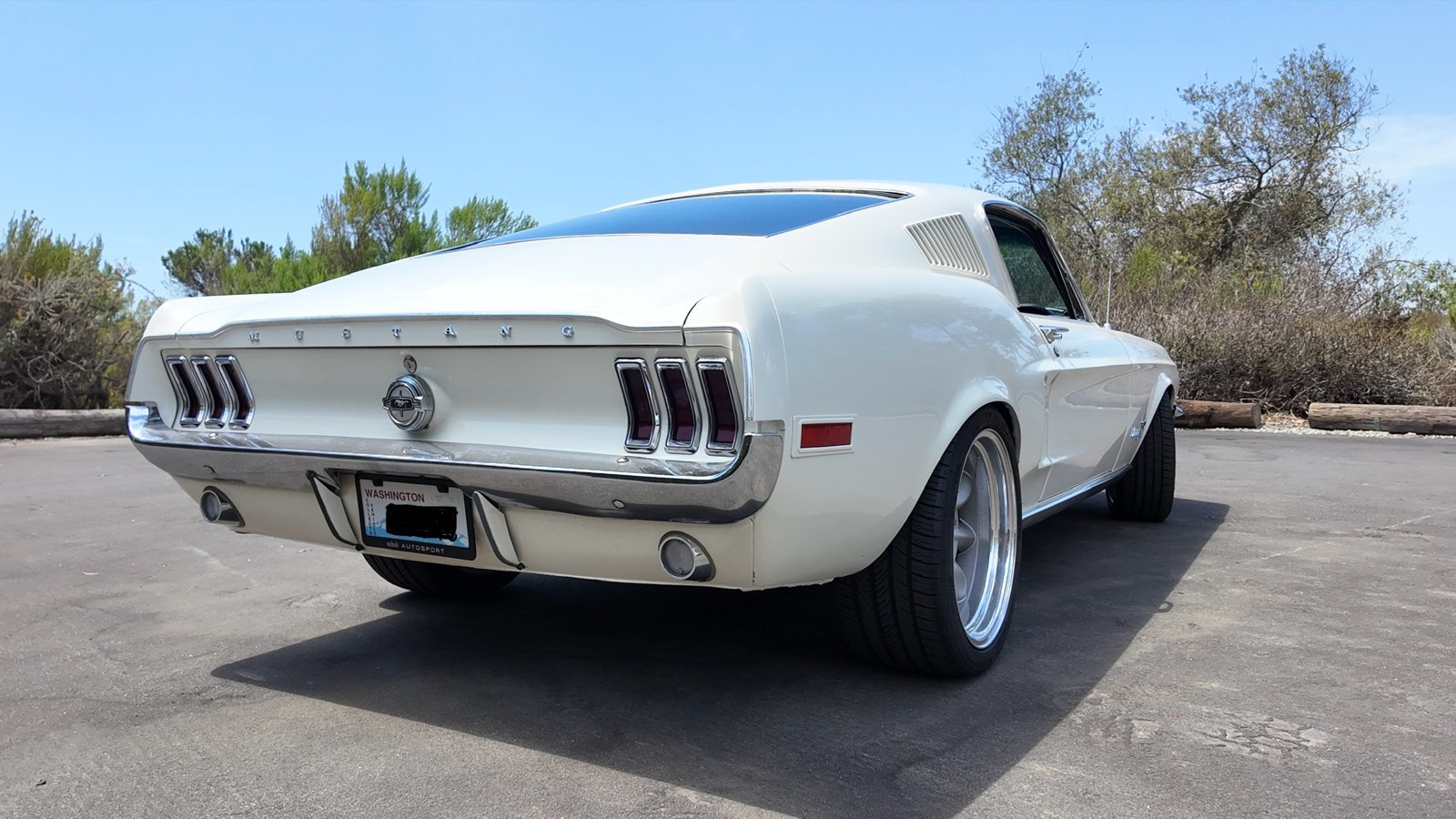 Rear end and tail panel